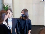 刘诗诗 的手舍不得分开，最后被工作人员“无情”薅走了