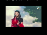 设定兄妹人设辅助演唱，用歌声诉说心事，舞台温情基调直接拉满