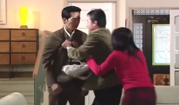 父亲暴揍爱上“妹妹”的儿子