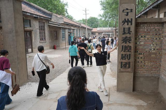 5月24日，在西影风雷年代影视基地，游客游览电视剧《主角》中的县剧团。新华社记者 邵瑞 摄