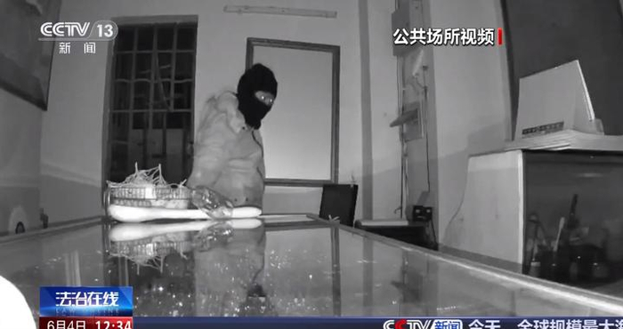 上海一金店凌晨被盗价值百万黄金，半瓶可乐成破案关键，嫌疑人盲目跟风炒股亏光积蓄、欠下高额网贷后铤而走险