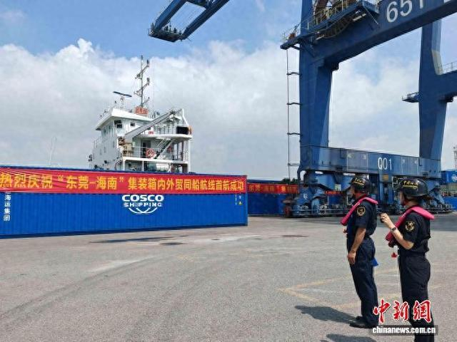 黄埔海关所属沙田海关关员在东莞港二期码头对采用“水水中转”模式经海南出口至印尼的货物进行监装上船。 蔡东锐 摄