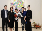奚梦瑶何猷君全家福曝光，双方长辈齐出镜，女儿首次露正脸肌肤白皙_妈妈_父母_婚礼