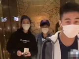 遭网友偷拍,何猷君怒挡镜头,奚梦瑶即安抚丈夫,温柔表示没关系_新闻