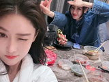 双向温柔!迪丽热巴张馨予深夜异国暖心互动,细节尽显神仙友谊