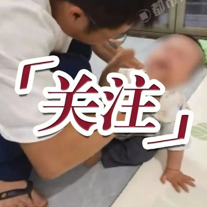 崩溃！9个月大宝宝抓蟑螂放进嘴里，妈妈发现时只抠出一条虫腿