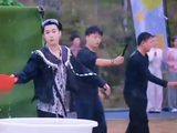 严浩翔转圈接鞋挑战成功，邵兵激动飞扑拥抱
