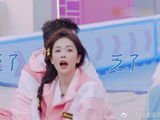 白鹿袜子破个洞！成为全场“笑柄”，这表情绝了