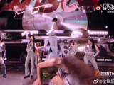 本来以为就是欢快蹦迪，结果姐姐接连空翻，一身牛劲属实藏不住了啊！