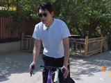 王彦霖想骑车溜一圈，结果不小心摔倒，好尴尬呀