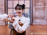 萌度爆表，LISA与练习生合照尽显可爱，双手比耶简直太q！