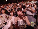 吴莫愁歌手舞台献唱rap张碧晨专注聆听