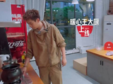 王子奇煲仔饭香飘桃花坞，坞民埋头猛吃不语