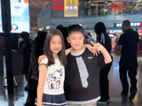 小酒窝朵朵现身机场，两人配合媒体拍照，朵朵：“热搜不就来了嘛”