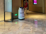 运动员中国男篮王俊杰，这着急忙慌的样子，像极了上课要迟到的小学生