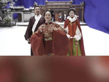 任敏祖孙三人片场跳舞，红装雪景超喜庆，网友：确实看起来很像一家人