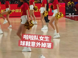 中国男篮热身赛1分惜败，啦啦队掉鞋光脚跳完全场