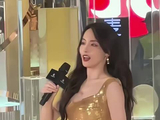 张嘉倪直拍 鎏金长裙 也太显曲线了