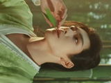 曾舜晞青衣造型亮相咬竹叶画面鲜活