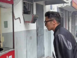谢霆锋街头吃葱油粑粑未被认出