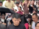 粉丝质疑偶像人品，称其无视他人不适背刺粉丝