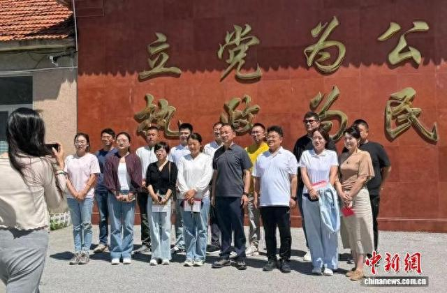 近日，山东烟台莱阳市谭格庄镇政府大院，该镇新农人发展联盟成员与镇政府工作人员合影留念。王娇妮 摄