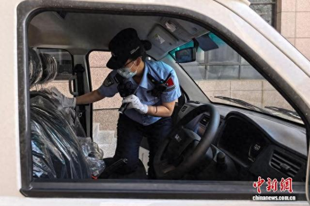 图为6月4日，吉隆出入境边防检查站执勤一队民警文燕在检查出境新能源汽车。肖富贵 摄