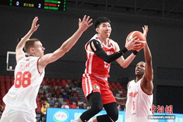 6月4日，中国男篮与塞尔维亚KK FMP俱乐部队第二场热身赛在长沙举行。 中新社记者 杨华峰 摄