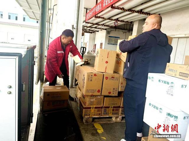 图为冷链集配产业园内工人正在装货。李隽 摄