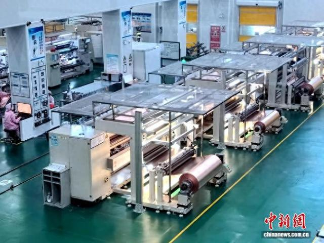 图为诺德股份青海诺德新材料有限公司薄如蝉翼的铜箔缓缓收卷。李隽 摄