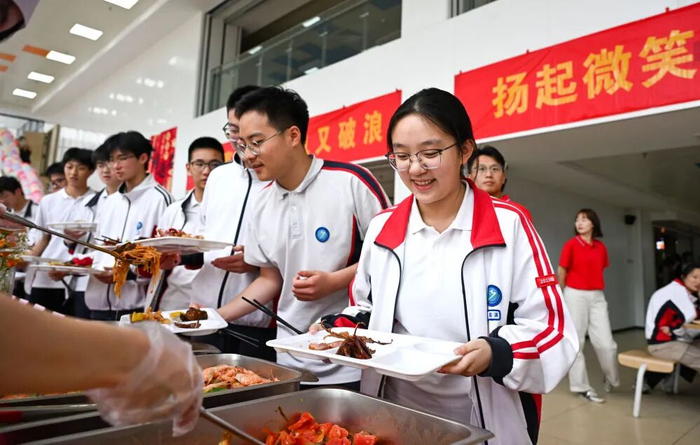 高考临近，江苏省南京市一些中学食堂推出“高考营养餐”，得到学生喜爱。新华社发（杨素平摄）