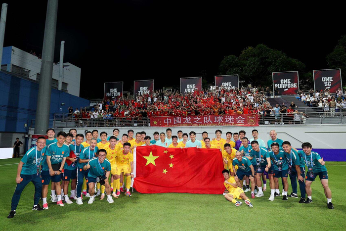 中国男足与球迷合影