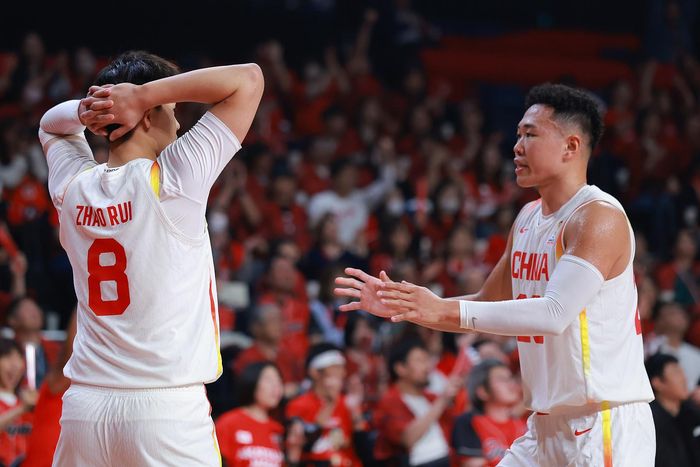 贺希宁（右）加入中国男篮短训营