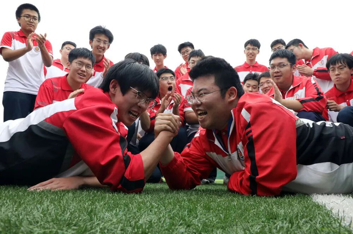 在山东省滨州市博兴县第三中学，学校组织高三年级学生开展形式多样的集体减压活动。新华社发（陈彬摄）