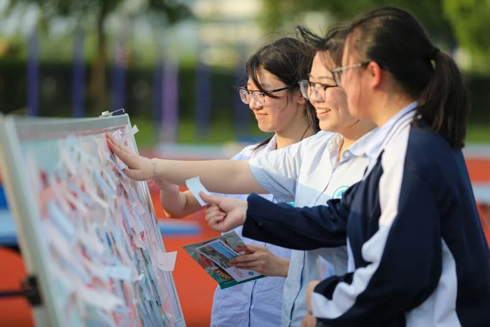 江苏省海安市立发中学举行高三学子游园会，调适心理状态，以积极饱满的状态迎接高考。新华社发（顾彬斌摄）