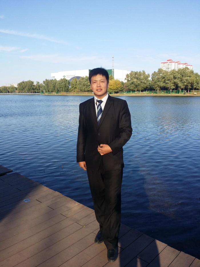 2015年10月，文东军刚入职时，在北京奥林匹克森林公园拍照留影。受访者供图