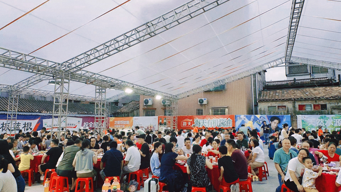 往年叠滘“万人龙船饭”活动受到游客街坊捧场。佛山市新闻传媒中心记者黄轶彤摄