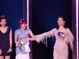 黄灿灿这下终于体会到被踩裙子的感觉了吧！