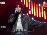 宋亚轩红发造型亮相周六舞台，演绎摇滚曲目
