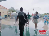 陈乔恩艾伦逛海洋公园，两人跟海豚一起合影，太甜蜜了！