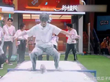 张颜齐太逗了，站在栏杆上玩游戏，腿抖到停不下来
