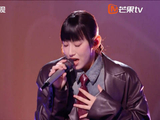 炎明熹时隔四年重返芒果音综，与周兴哲合唱《颜色》展现扎实唱功