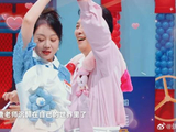 74岁唐国强风度翩翩 台上牵手闫妮跳舞，可以演中年偶像剧了！
