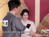李晨把奖品送给了郑恺！ 恺哥一点不客气立马塞进口袋，13年的兄弟情太深了