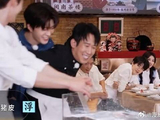 范丞丞玩游戏急眼了 于洋赶忙拉开他：别跟一块猪肉计较！