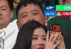 这次是真的被转播镜头拍到了