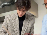 王一博体验手工制作帽子