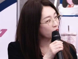 李小冉西装眼镜造型亮相浪姐直播，优雅干练唱跳在线