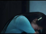 关晓彤雨中撑伞展现脆弱坚韧美学