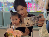 孔雪儿温柔抱起韩安冉女儿，同框互动暖心又养眼